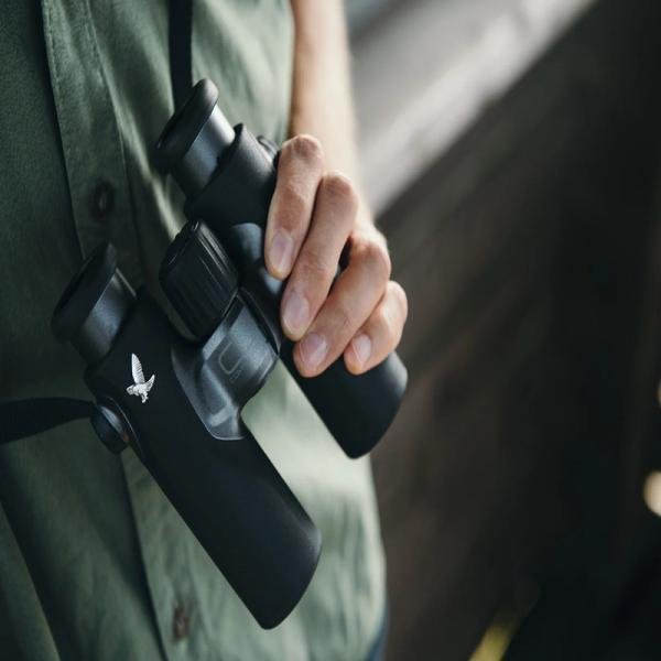 SWAROVSKI CL Companion 10x30 Binocular - Green, Large field of view: 108 m/1,000 m (324 ft/1,000 yds)