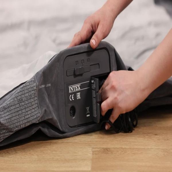 INTEX QUEEN COMFORT-PLUSH AIRBED W/E.PUMP(152x203x33) 67770