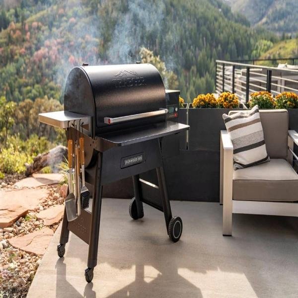 TRAEGER IRONWOOD 885 WOOD PELLET GRILL - TFB89BLFC