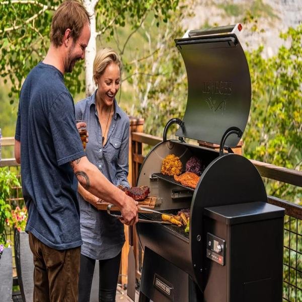 TRAEGER IRONWOOD 885 WOOD PELLET GRILL - TFB89BLFC